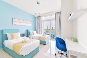 een hotelkamer met 2 bedden, een bureau en een bureau bij Ultra Luxury Emaar Beachfront - Private Beach and Pool in Dubai