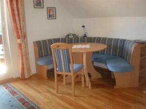 Ferienwohnung Haus Gatternig في سيبودن: طاولة وكراسي في غرفة مع أريكة