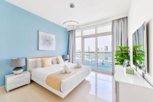 een slaapkamer met een groot bed en een groot raam bij Ultra Luxury Emaar Beachfront - Private Beach and Pool in Dubai