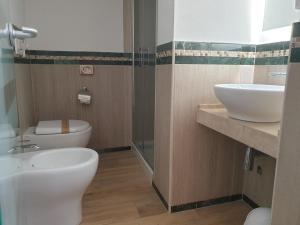 łazienka z toaletą i umywalką w obiekcie Le Club Boutique Hotel w mieście Lecce