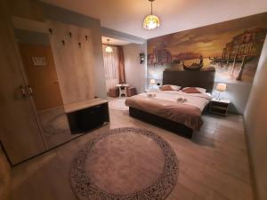 a bedroom with a bed and a bathroom with a tub at VILLA BEL CANTO in Cristian