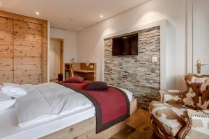 Postel nebo postele na pokoji v ubytování Blatter's Arosa Hotel & Bella Vista SPA