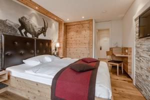 Postel nebo postele na pokoji v ubytování Blatter's Arosa Hotel & Bella Vista SPA