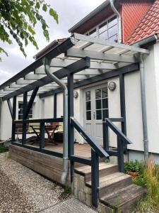 a pergola on the side of a house at Hügelhus in Kloster