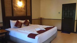 1 dormitorio con 1 cama blanca grande en una habitación en Penny's Resort en Ko Chang