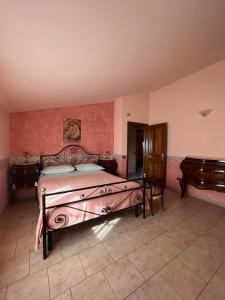 1 dormitorio con 1 cama grande y piano en B&B Casa Vigne, en Castrovillari