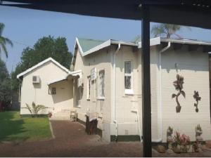 Casa blanca con ventana y patio en Alexandra Bed & Breakfast en Pelham