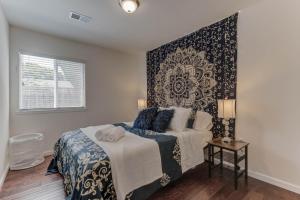 Billede fra billedgalleriet på @ Marbella Lane - Boho 'n Sleek Rtreat Pool Tble i Union City