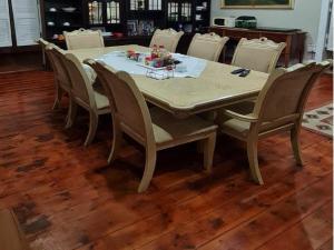 mesa de comedor con sillas, mesa, mesa y silla en Alexandra Bed & Breakfast, en Pelham