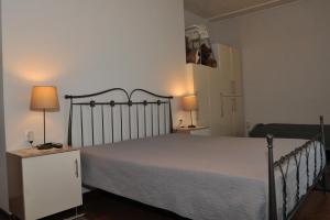a bed in a bedroom with two lamps and a bed sidx sidx sidx at Vila Vasi- Μodern maisonette view Meteora in Kastraki
