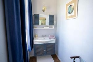 a bathroom with a sink and a mirror at Au Chantecler 