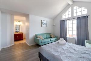 1 dormitorio con cama, sofá y ventana en @ Marbella Lane - 4BR City Escape in Hayward en Hayward