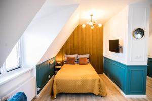 a bedroom with a bed with a wooden headboard at Loft 38 z tarasem in Toruń