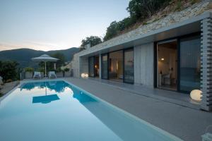 Bazén v ubytovaní Villa Sirina of BLUE CAVES complex with amazing view gurantees calm and mind relaxation alebo v jeho blízkosti