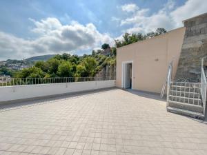 un gran patio con un edificio y una puerta en Residence Terme Belliazzi- Isola d'Ischia, en Isquia