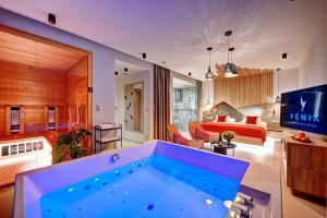 uma grande banheira no meio de um quarto em Wellness Hotel Fénix em Liberec