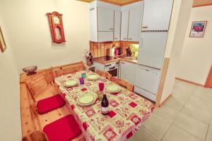uma cozinha com uma mesa com uma garrafa de vinho em Superbe appartement avec parking couvert gratuit em Lens