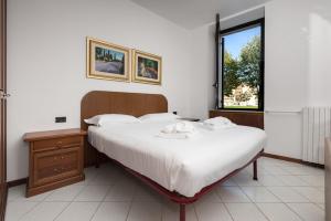 ヴェローナにあるFlats4rent Regasteのベッドルーム1室(白いシーツ付きのベッド1台、窓付)