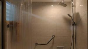 チェンマイにあるHome at Bazaarのシャワーカーテン付きのシャワー付きバスルーム