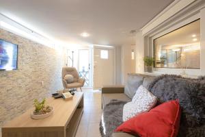 een woonkamer met een bank en een tafel bij Santa Barbara lux studio in Marathonas in Lófos