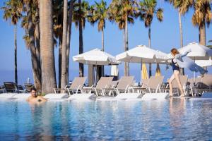 Bazén v ubytování Leonardo Plaza Cypria Maris Beach Hotel & Spa nebo v jeho okolí