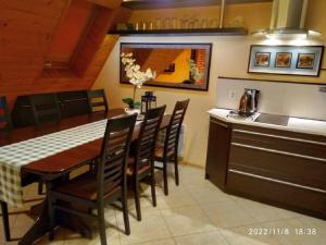 Kuchyňa alebo kuchynka v ubytovaní Apartament Pomarańczowy z basenem i sauną