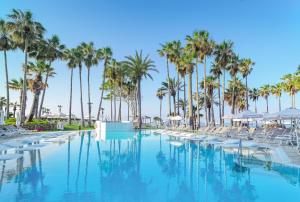 Bazén v ubytování Leonardo Plaza Cypria Maris Beach Hotel & Spa nebo v jeho okolí