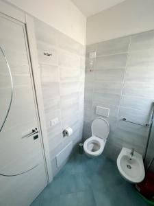 bagno con servizi igienici e lavandino di Residence Terme Belliazzi- Isola d'Ischia a Ischia