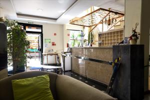 un soggiorno con divano in camera di Residencial Colombo a Funchal
