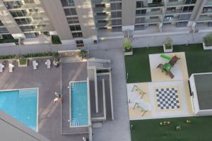 Výhled na bazén z ubytování Freshly Built Burj Khlifa view Exquisite 1BD with Balcony nebo okolí