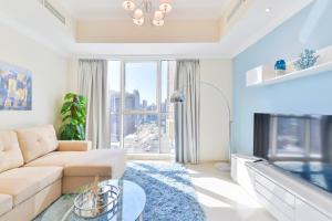 Гостиная зона в Dunya Tower · Downtown Luxury · 5 Min Walk To Dubai Mall!