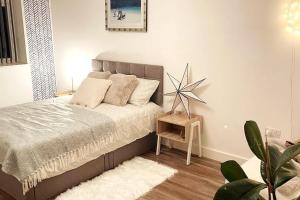 a bedroom with a bed with a star on the wall at Cosy 1 bedroom apartment with car park space. in West Bromwich