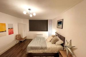 sypialnia z łóżkiem i krzesłem w obiekcie Cosy 1 bedroom apartment with car park space. w mieście West Bromwich