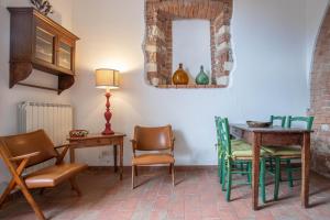 une chambre avec une table, des chaises et une lampe dans l'établissement Marzia - Agriturismo La Valentina, à Talamone