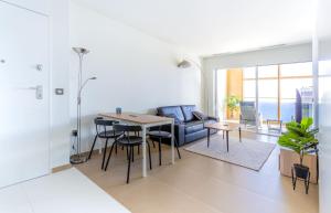 sala de estar con mesa y sofá en Intempo Sky Apartments 154 en Benidorm