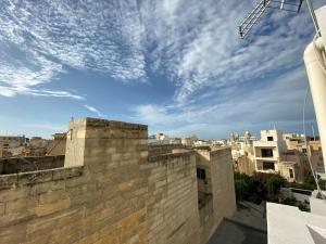 vistas a la ciudad desde el techo de un edificio en May Flower: Modern Flat close to Airport/Bus Stops en Tarxien