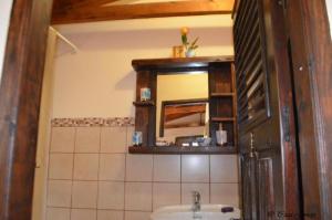 a bathroom with a sink and a mirror at Casa rural con Wifi y estupenda vista a la montaña en Hermigua in Hermigua