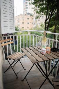 einen Picknicktisch mit einer Flasche Wein auf dem Balkon in der Unterkunft Hillel 13 - city center in Jerusalem