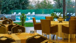 Bazén v ubytování MOX Hotel Wellness & Spa nebo v jeho okolí