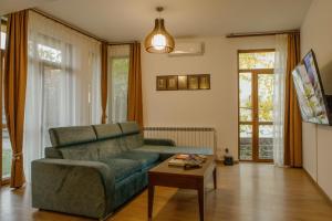 - un salon avec un canapé et une table basse dans l'établissement The K Guest House, à Cluj-Napoca