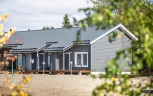 ein kleines Haus mit grauem Dach in der Unterkunft LOIMU in Äkäslompolo