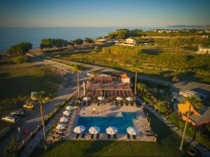 - une vue aérienne sur un complexe avec une piscine et l'océan dans l'établissement Odos Oneiron Tavronitis Bay, à Tavronítis