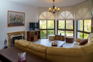 een woonkamer met een bank en een open haard bij TESS Villa Rio Nilo in Alhaurín de la Torre