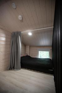 Habitación pequeña con 1 cama en una cabaña en LOIMU, en Äkäslompolo