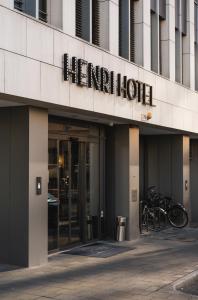 ein Hotelgebäude mit Fahrrädern, die draußen geparkt sind in der Unterkunft Henri Hotel Düsseldorf Downtown in Düsseldorf