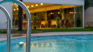 Bazén v ubytování MOX Hotel Wellness & Spa nebo v jeho okolí