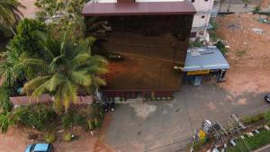 une vue de tête sur un bâtiment avec un palmier dans l'établissement PPG HOMES, à Ernakulam