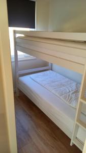 Un par de literas en una habitación en Rekerlanden 241, en Schoorldam