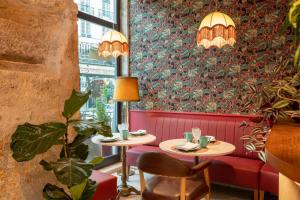 a restaurant with two tables and a red couch at Boemio FLH Hotels in Lisbon