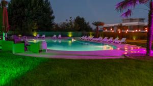 una piscina con sedie e luci nell'erba di MOX Hotel Wellness & Spa a Sapanca